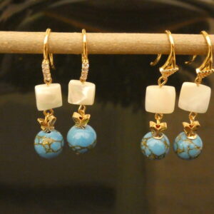 Oorbellen blauw golden howliet en shell parelmoer