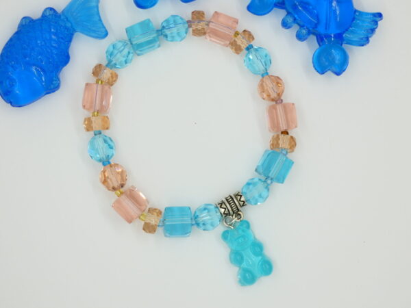 Blauw gekleurde armband met kristallen facetten