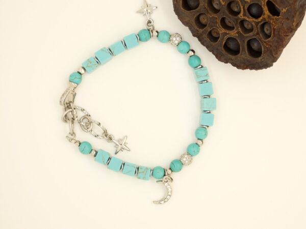 Armband met blauw gekleurde howliet natuurstenen