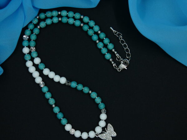 Choker met blauw gekleurde howliet en witte agaat natuurstenen