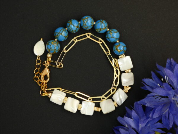 Armband met blauw gekleurde howliet, parelmoer en ketting