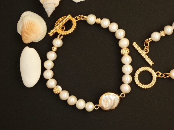 Armband met barokke parel en zoet water parels